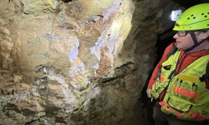 Image of tungsten rock observed by worker.